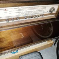 Mobile bar vintage con radio e giradischi stereo.