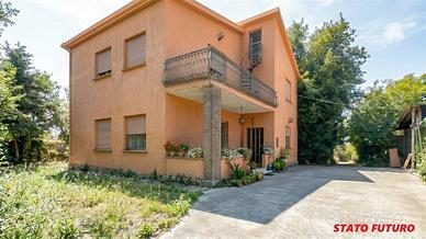 Villa di 230 m² con più di 5 locali e box auto a Z
