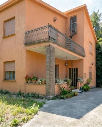 Villa di 230 m² con più di 5 locali e box auto a Z