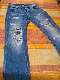 Jeans strappati 
