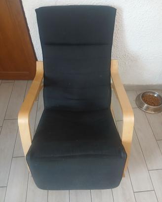 poltrona a dondolo dal design nordico/scandi