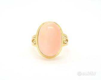 Anello in oro giallo con corallo