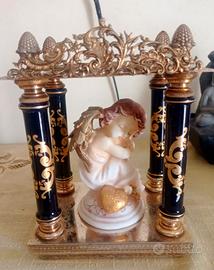 tempietto antico di arte barocca con angelo dormie