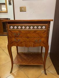 Elegante mobiletto in stile classico