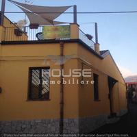 Nicolosi- casa singola adibita a struttura