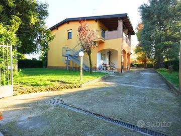 Villa di 250 m² con più di 5 locali e box auto dop