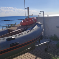 Gommone con motore e carrello