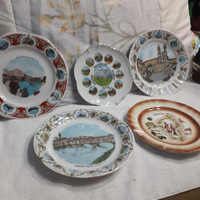 5 piatti da appendere datati rappresentano viaggi