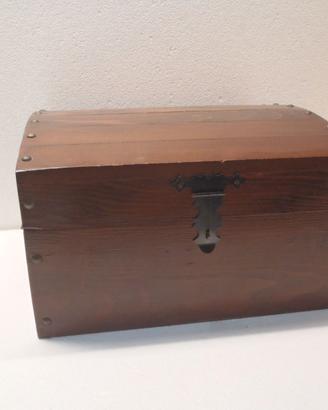 Cassetta legno a forma di forziere