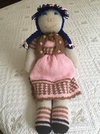 Bambola di lana fatta a mano