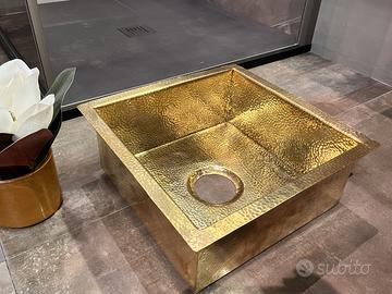 Lavello in ottone martellato sile rustico