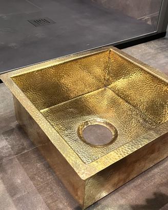 Lavello in ottone martellato sile rustico