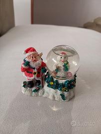 Statuina Babbo Natale con palla di vetro neve