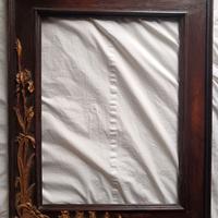 Una elegante cornice Liberty in legno e oro