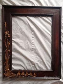 Una elegante cornice Liberty in legno e oro