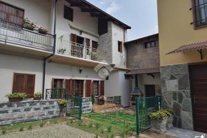 CASA SEMINDIPENDENTE A LEVONE