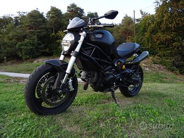 Ducati Monster 696 plus total black e carbon