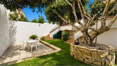 Villa su tre livelli con cortile fronte e retro
