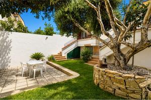 Villa su tre livelli con cortile fronte e retro