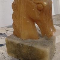 Scultura testa di cavallo in onice