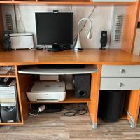 Scrivania ben struttura e spaziosa