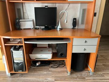 Scrivania ben struttura e spaziosa