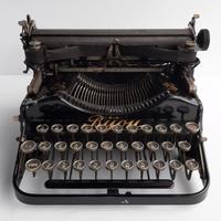 Macchina da scrivere Bijou. periodo anni '20