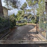 Villa bifamiliare immersa nel verde