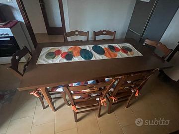 Tavolo in legno completo di 6 sedie