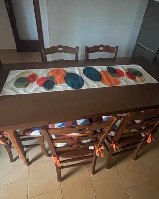Tavolo in legno completo di 6 sedie