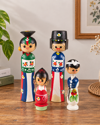 Famiglia Kokeshi coreane anni '60 4 bambole