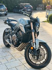 Honda cb650r moto ottime condizione con accessori