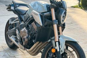 Honda cb650r moto ottime condizione con accessori