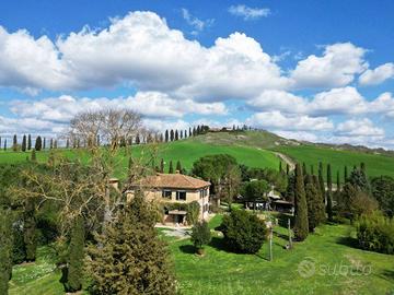 Rustico / Casale di 266 m² con 4 locali e box auto