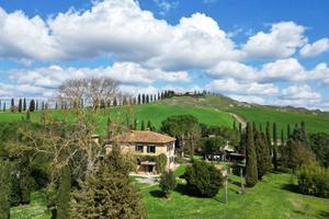 Rustico / Casale di 266 m² con 4 locali e box auto