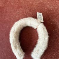 Cerchietto a fascia capelli in ecopelliccia beige.