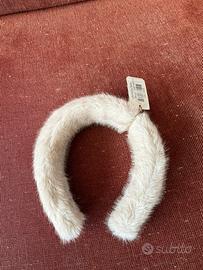 Cerchietto a fascia capelli in ecopelliccia beige.
