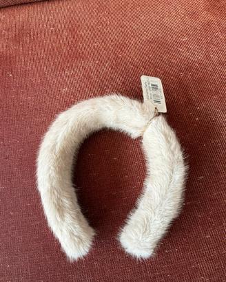 Cerchietto a fascia capelli in ecopelliccia beige.