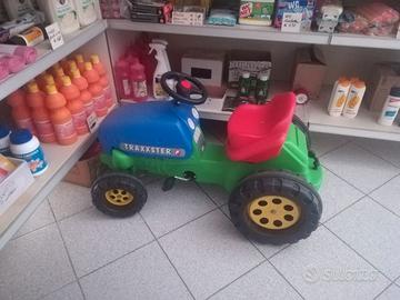 Trattore a pedali per bambini