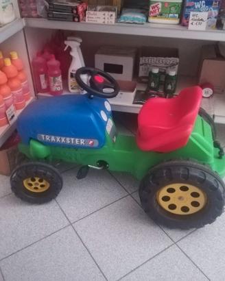 Trattore a pedali per bambini