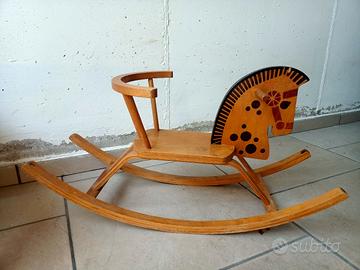 cavallino a dondolo in legno 