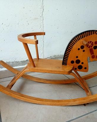 cavallino a dondolo in legno 