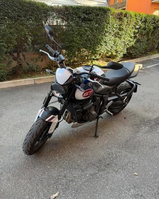 Triumph trident 660 triple tribute