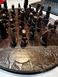 Scacchiera in legno intagliata da collezione