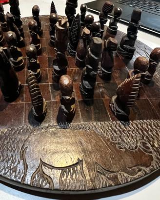 Scacchiera in legno intagliata da collezione