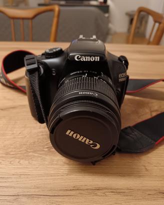 Canon EOS 1100D con custodia tracolla 