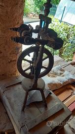 Arcolaio a pedale vecchio da sistemare.