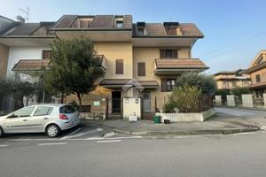 VILLA A SCHIERA A LISSONE
