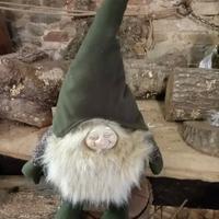 gnomo sorridente con cappello verde