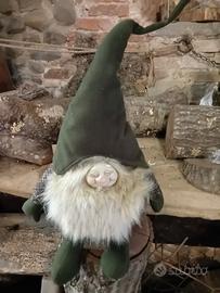 gnomo sorridente con cappello verde